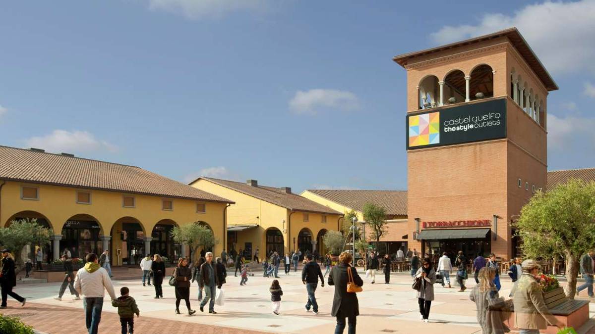 Imola, altro furto di vestiti all'outlet. Denunciati 4 giovani