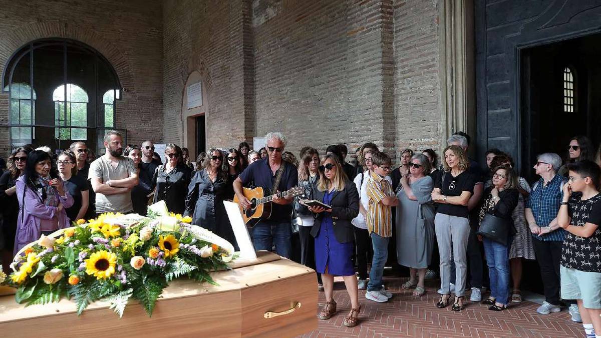 Ravenna, al funerale della maestra Elisa Rossi tanta commozione