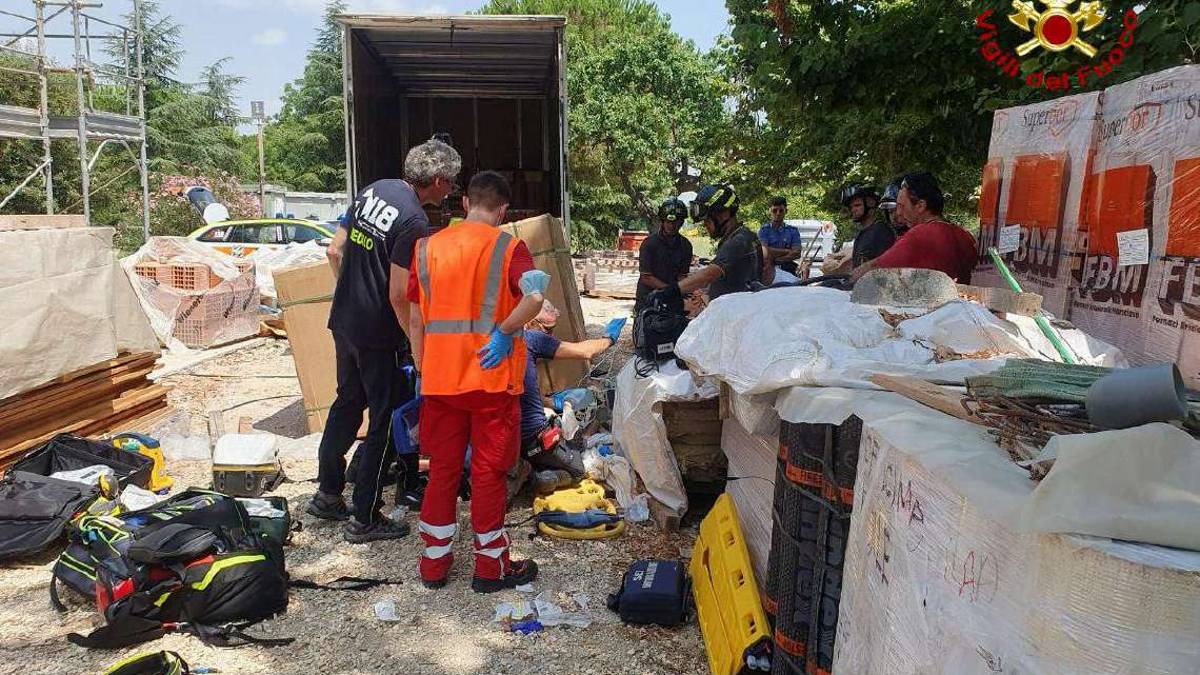 Imola, molto grave un autista schiacciato da un carico