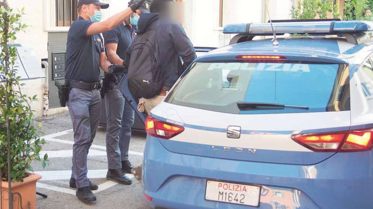 Ravenna, cameriere sorprende ladro in cassa
