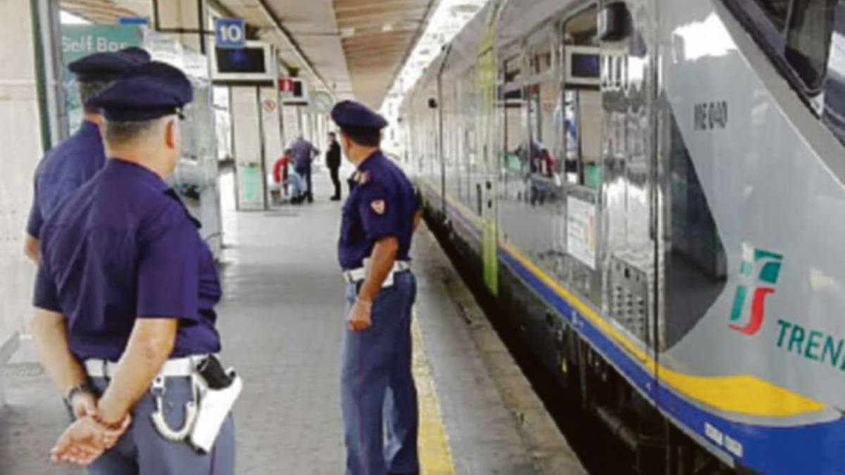 Rimini, pattuglia della Polfer salva un turista svenuto sui binari