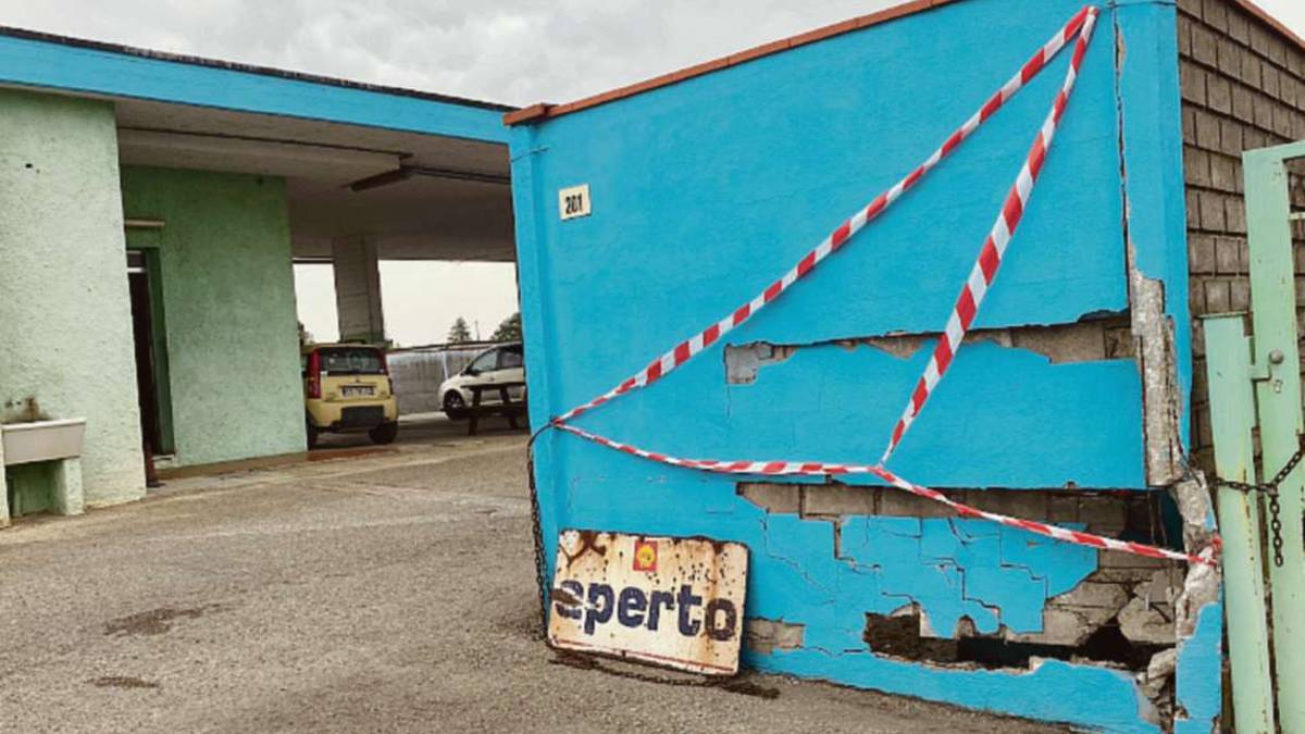Gambettola, sbatte contro il muro del distributore