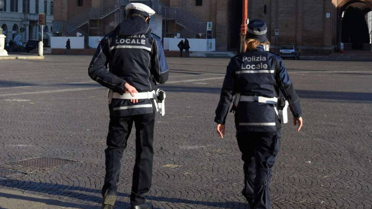 Forlì. Bastone estensibile ai vigili per difesa personale