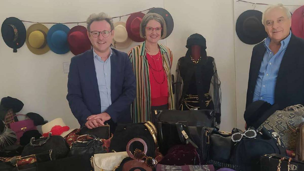 Faenza, garage sale con gli abiti e i cappelli della Muky