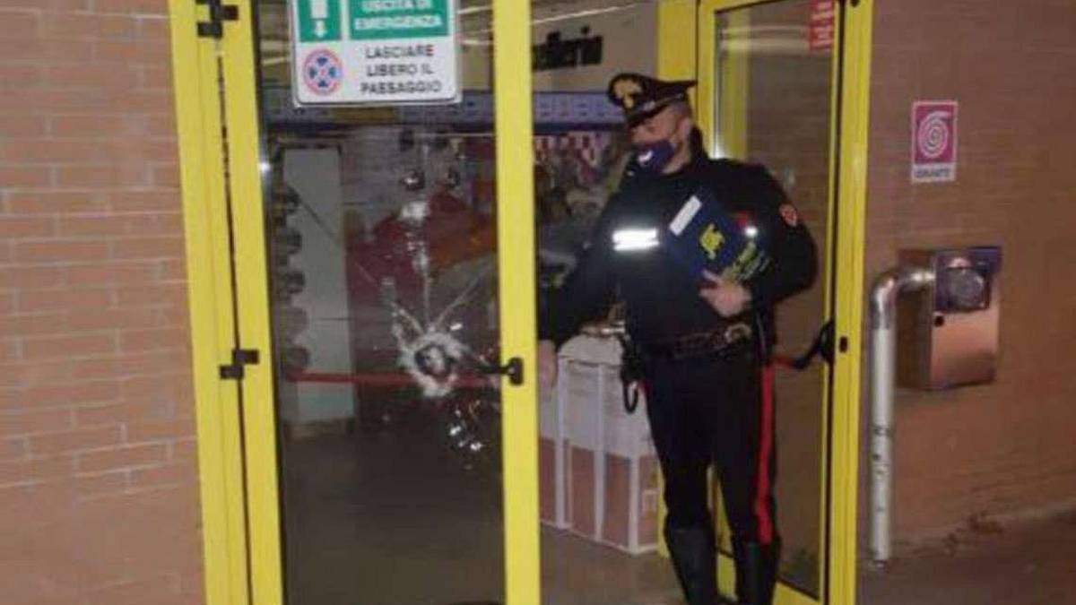 Ladro al market sorpreso dai carabinieri mentre mangia i biscotti