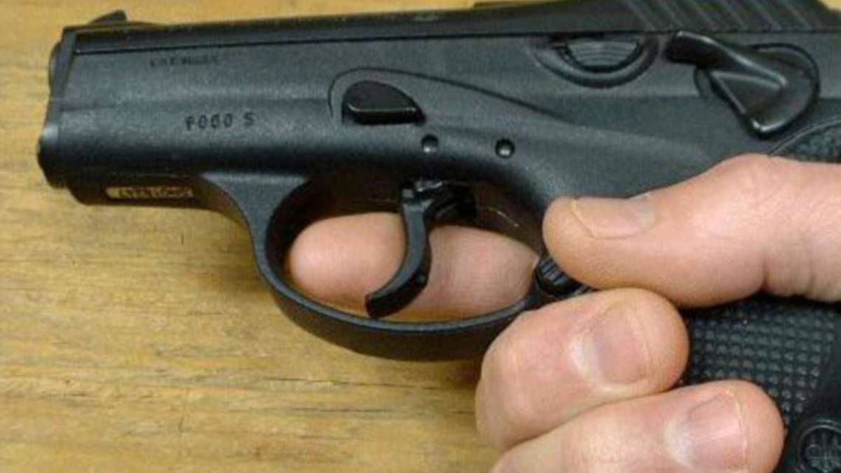 Cattolica, 49enne russa minaccia l'ex compagno con la pistola carica: Ti sparo e ti investo con l'auto