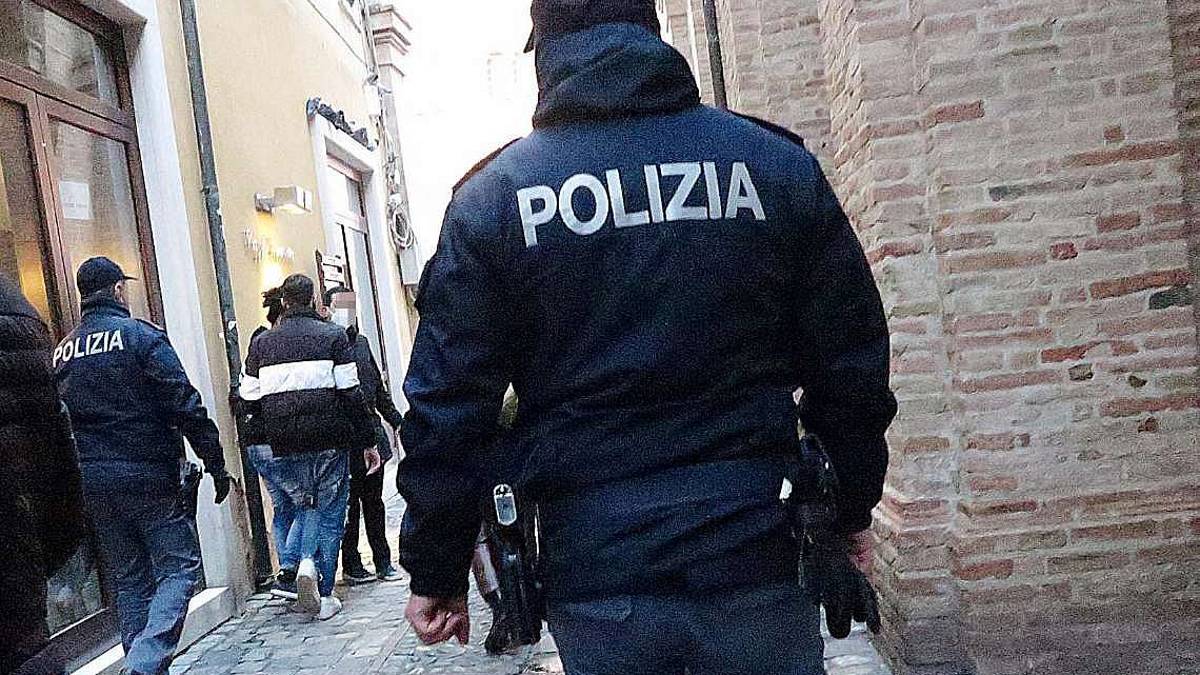 Rimini, colto sul fatto mentre spaccia: arrestato a Miramare