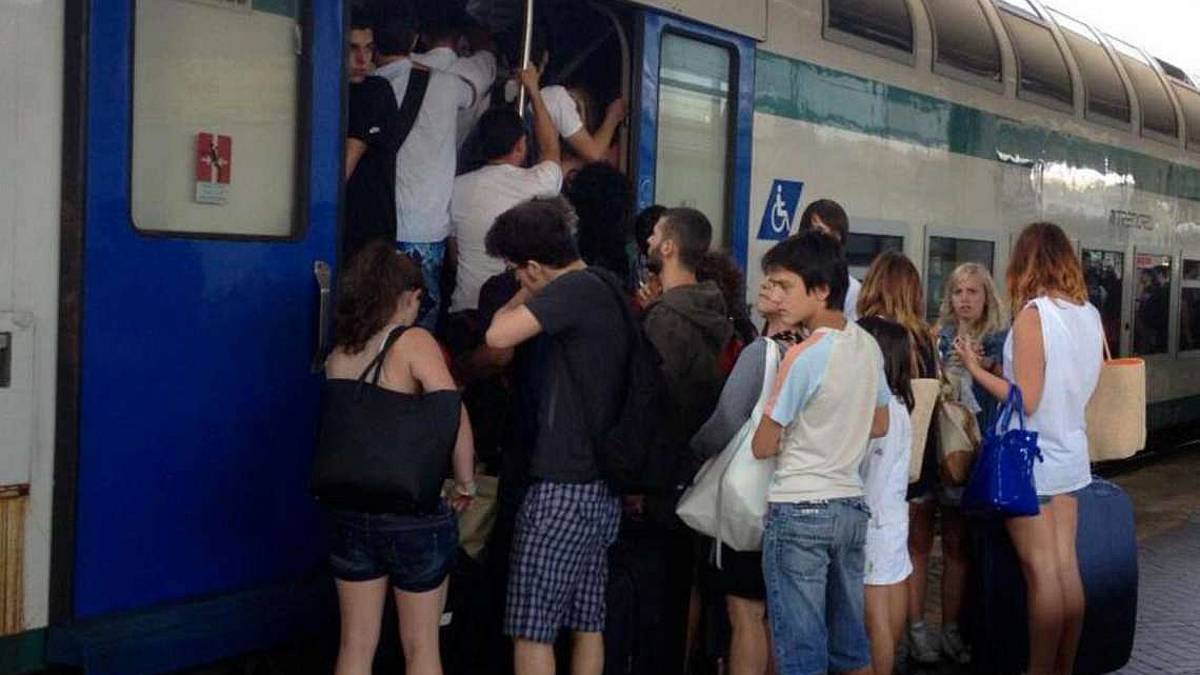 Rimini, Noi come sardine sul treno Ancona-Piacenza: dove è il distanziamento?