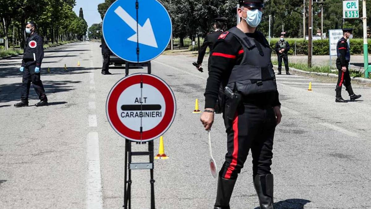 Imola, non si ferma all'alt dei Carabinieri e scappa con la cocaina: 42enne denunciato