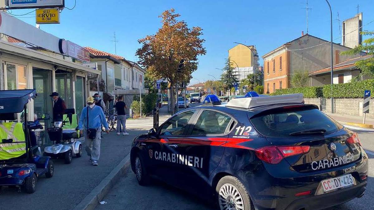 Ravenna, cade per un malore al bar. Fatale il trauma alla testa