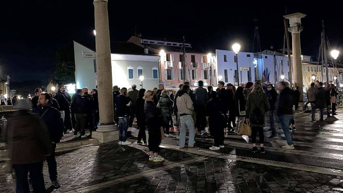 «No al coprifuoco»: a Cesenatico la protesta è anticipata a giovedì alle 21