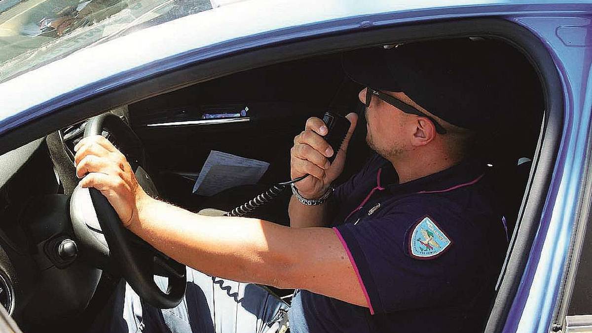 Rimini, catturati dopo la rapina al Conad: uno dei ladri prende a calci e pugni i poliziotti in Questura