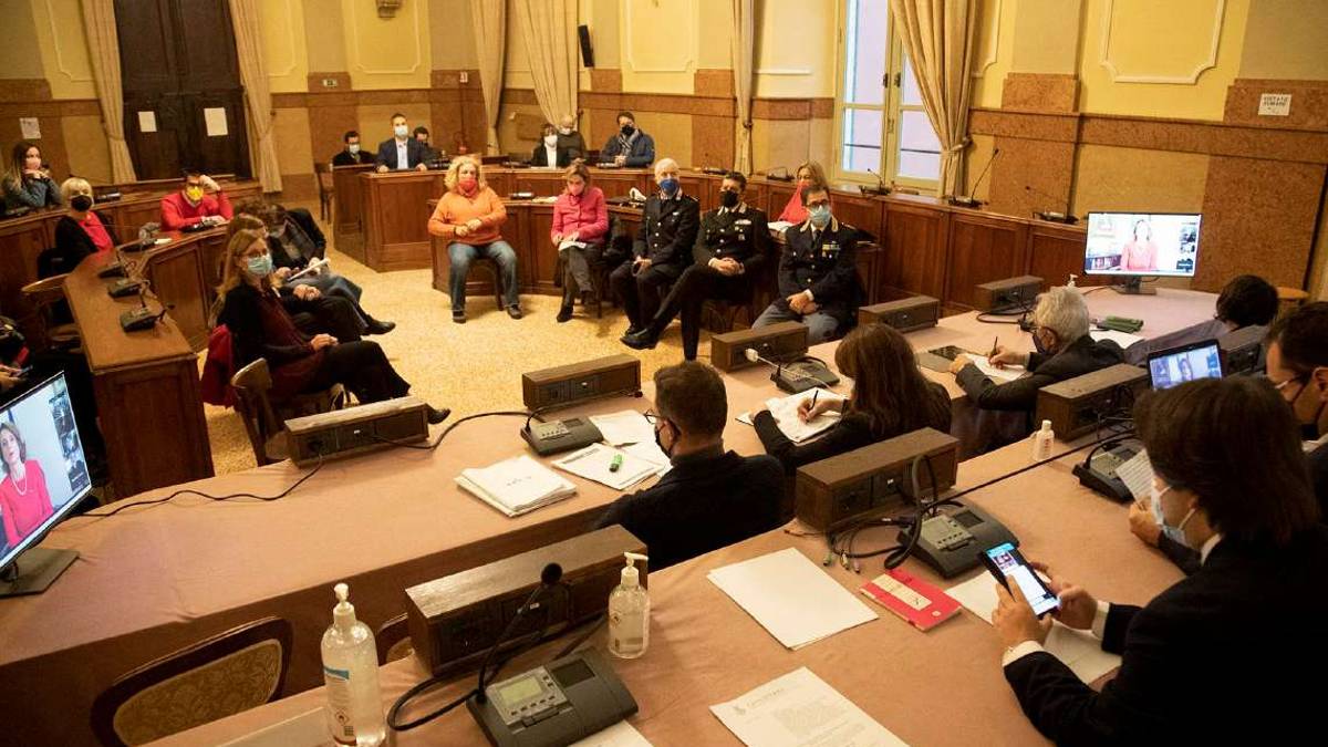 Imola, il dolore delle donne scuote il consiglio comunale