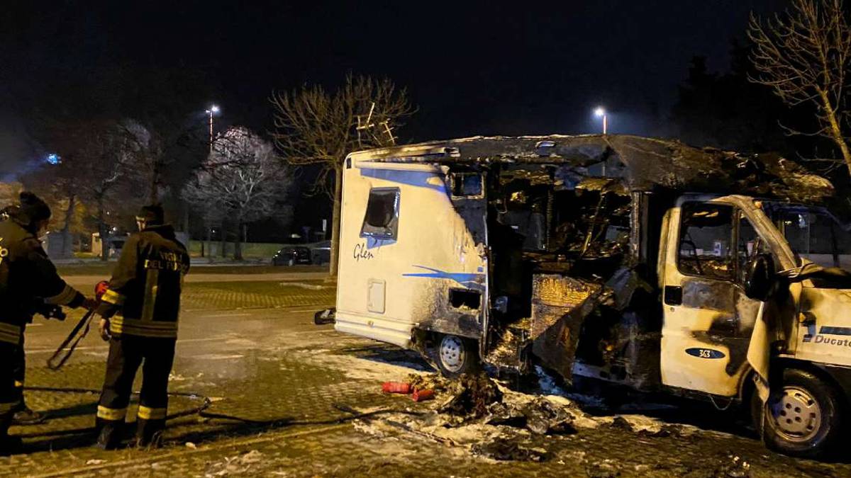 Camper a fuoco nel parcheggio dell’Ippodromo a Cesena