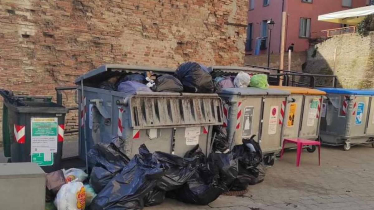 La protesta: Emergenza rifiuti nel centro di Savignano
