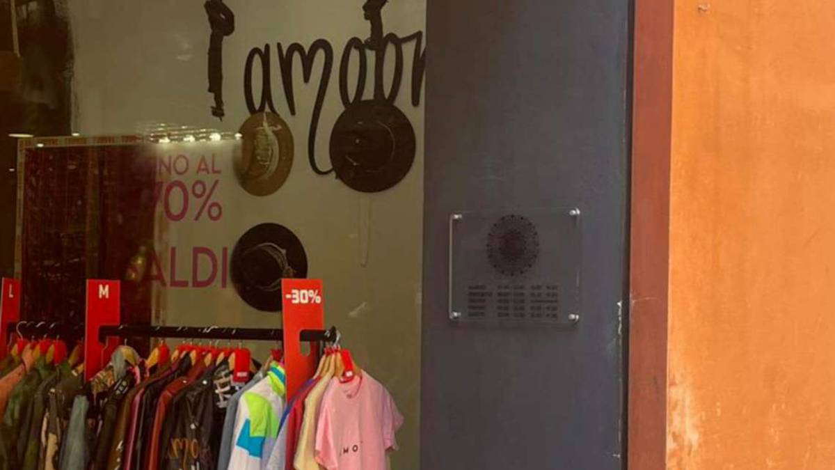 Imola, svaligiano il negozio di abiti usando un ombrello