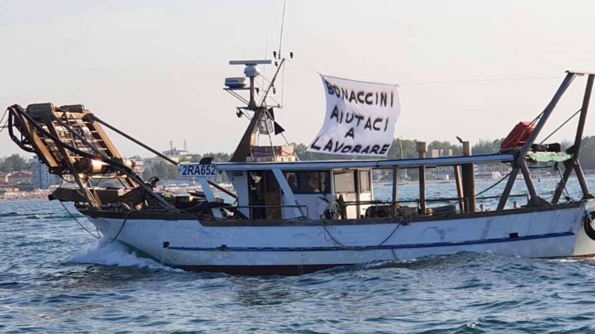 Cesenatico: pescatori di vongole in protesta