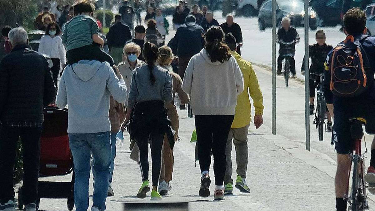 Rimini: tutti al mare in zona rossa, controlli e multe