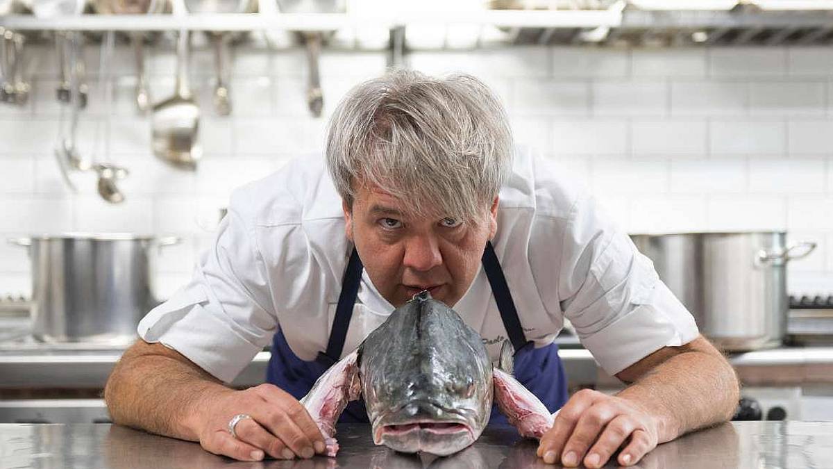 Lo chef che porta in tavola le teste di pesce: Il mio menu a scarto zero