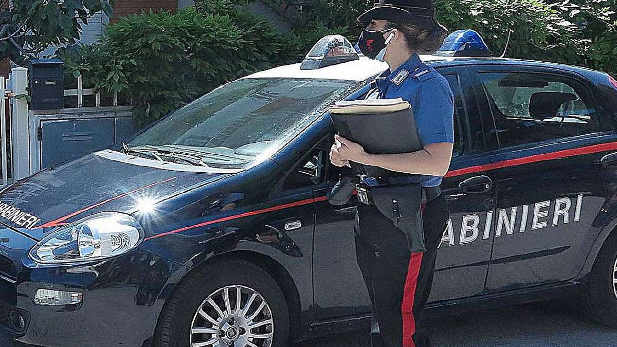 Rimini, minaccia la moglie con la pistola, arrestato 45enne