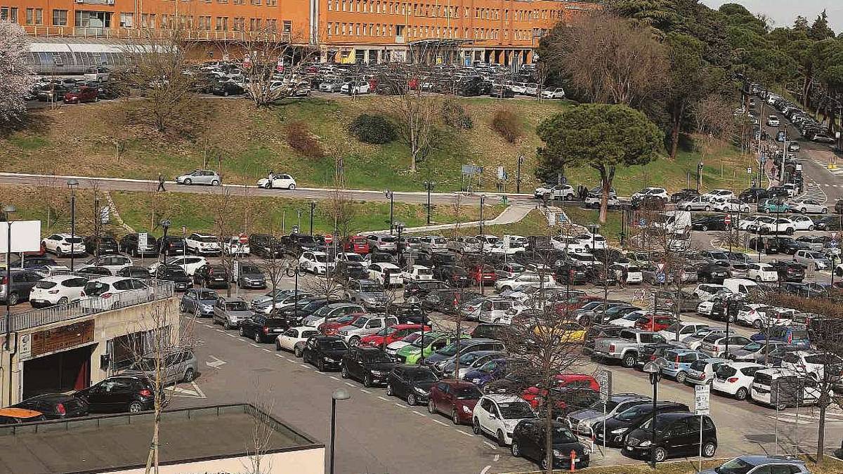 Cesena, deve donare il sangue e trova i parcheggi pieni al Bufalini: 45 minuti d'attesa e si arrende