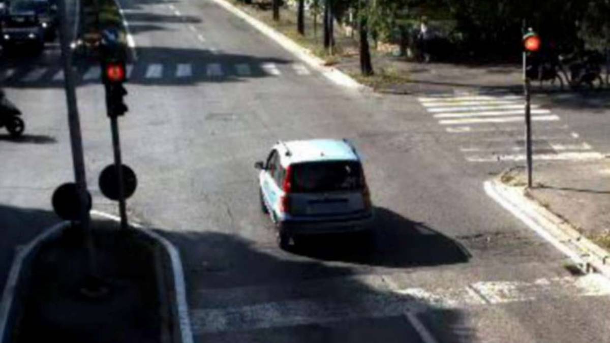 Rimini, le multe a chi passa col rosso sono 44 al giorno