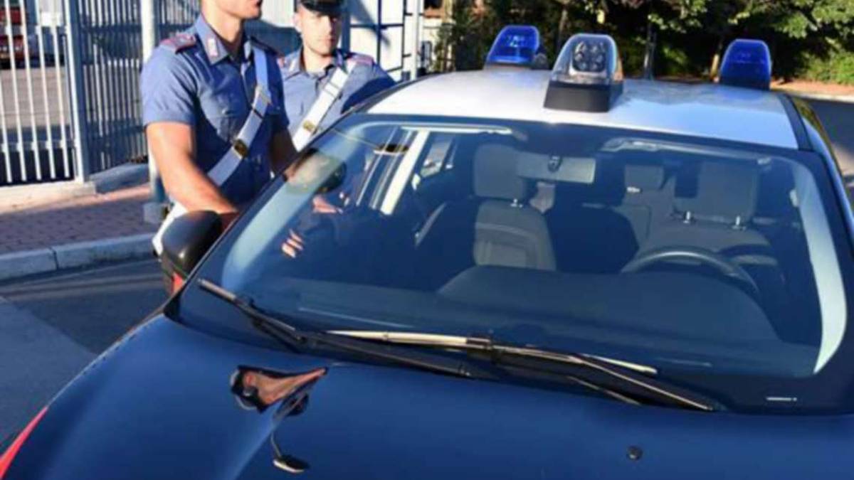 Ruba profumi per 900 euro, tradita dalla placca antitaccheggio