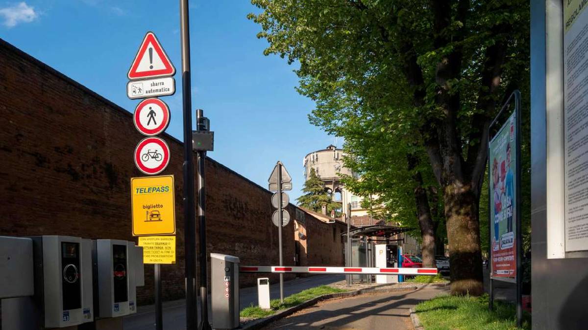 Imola, il Comune aiuta i saldi: sosta gratuita per due sabati