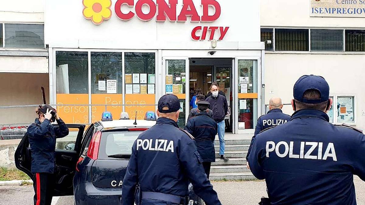 Rimini, il dipendente del Conad: «Così ho bloccato il bandito»
