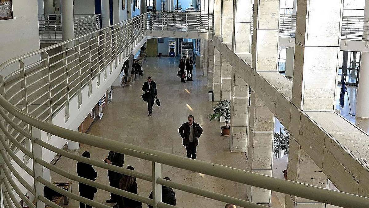 Avvocato falsifica la firma di un cliente e incassa il risarcimento