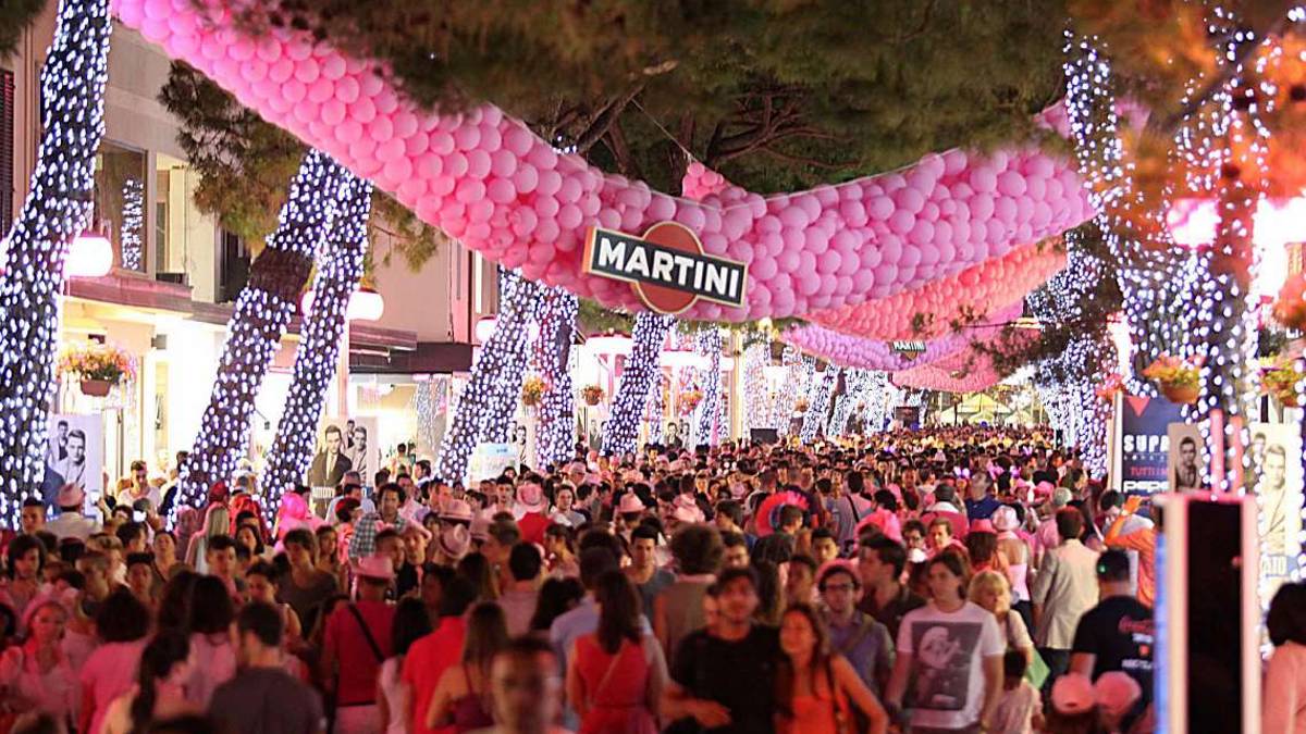 Riccione, Notte Rosa: raccolta di firme per eliminarla