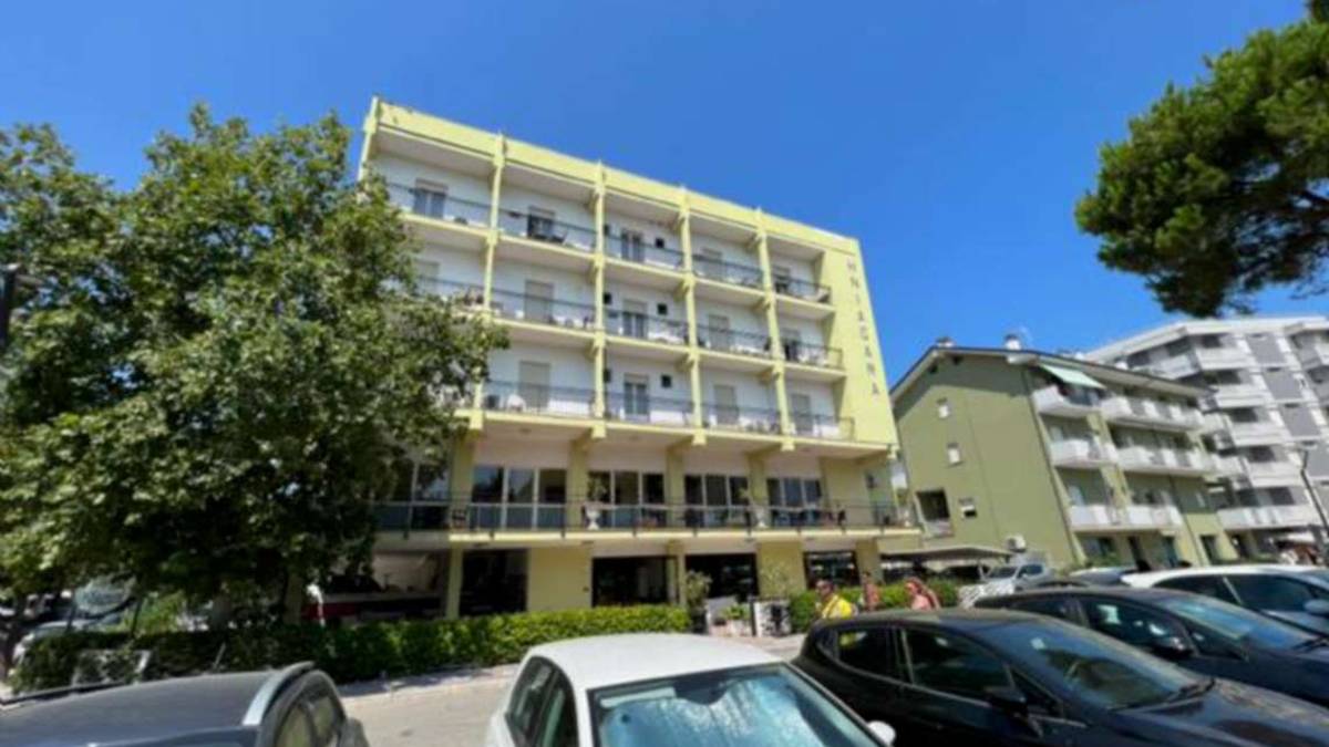Cesenatico, clienti abbandonati: scoppia sommossa in hotel