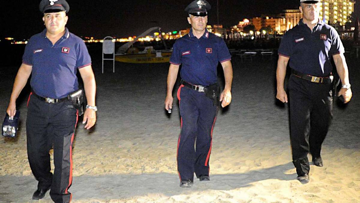 Lido di Dante. Vandali nel Bagno, picchiano titolare e anziano: identificati 5 forlivesi