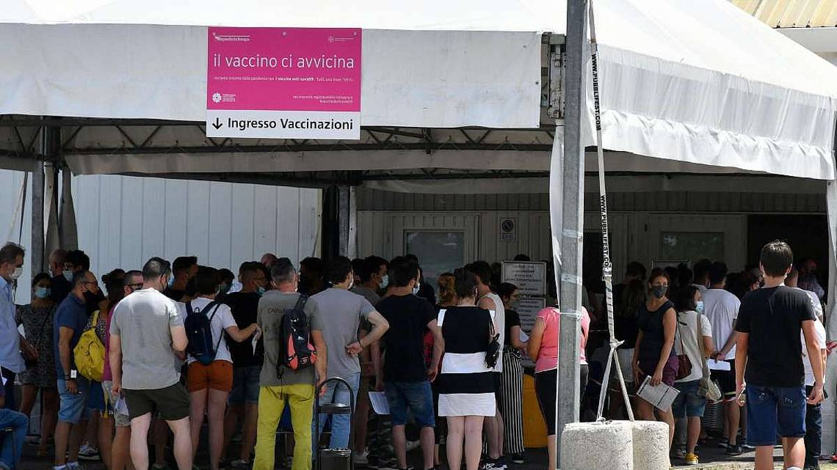 Vaccini: file e disagi in fiera a Forlì