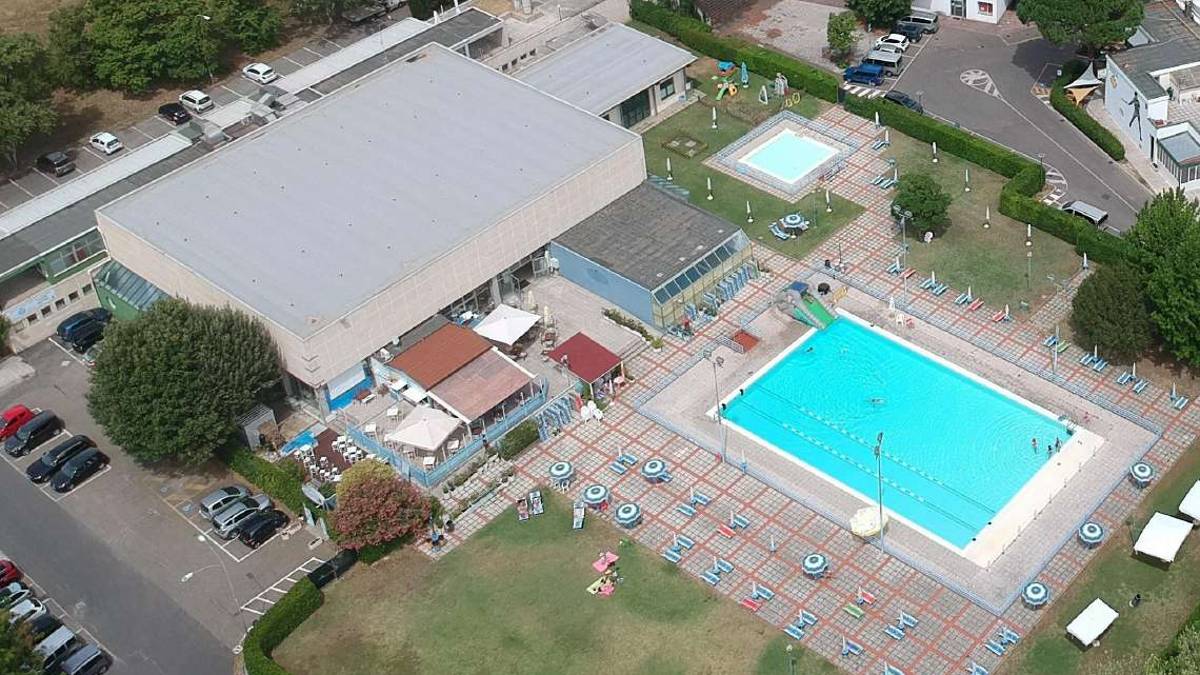 Piscina di Castel S. Pietro, pallone riscaldato sulla vasca esterna