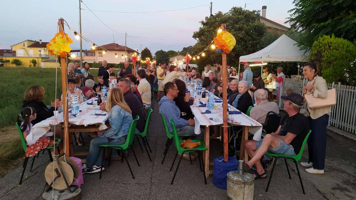 Savignano, la cena dei 170 vicini di casa: le vie Selbelle riunite di nuovo a tavola
