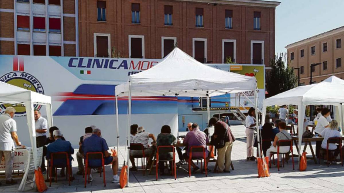 Cesena, in centinaia alla clinica mobile salva-cuore in piazza