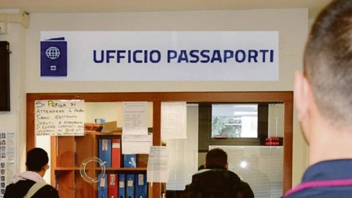 Rimini. Vacanze e passaporti, assalto all'online