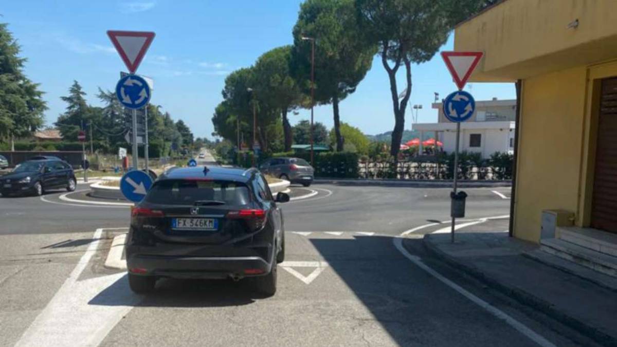 Cesena, urtato da un'auto ma i vigili lo multano per intralcio