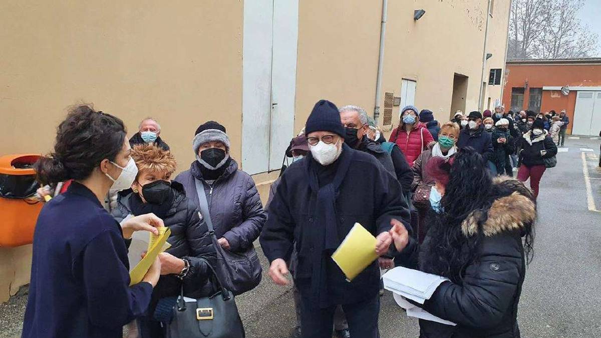 Imola, in coda all'open day 260 dosi bruciate entro le 9.30