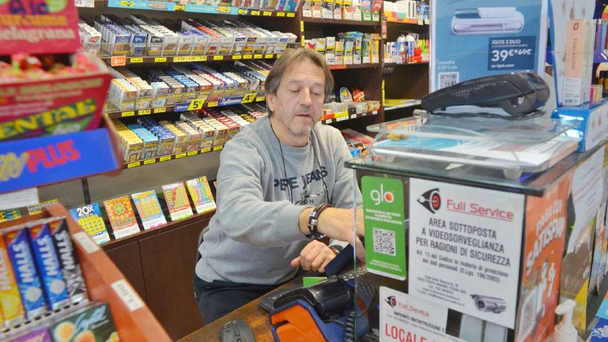 Ravenna, rapinatore cacciato dalla tabaccheria: Ho preso una stecca di sigarette e gli ho dato due o tre sventole