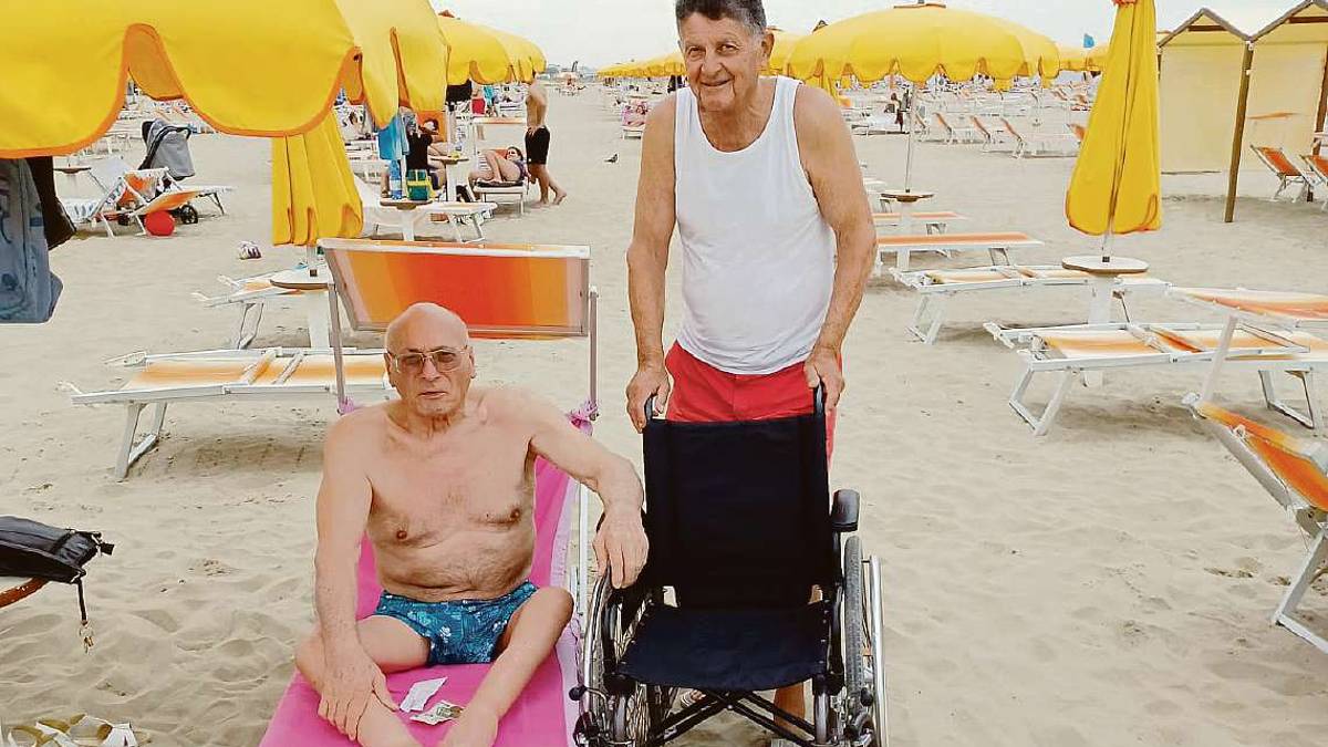 Riccione. In carrozzina a 81 anni trova un amico che lo porta al mare