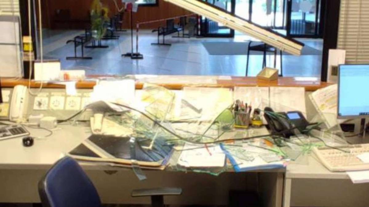 Imola, aggressione in ospedale: vetrata in frantumi