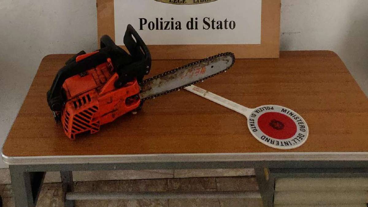Imola, rompe la finestra ed entra nella casa del padre: arrestato