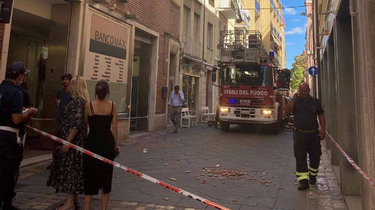 Rimini. Piovono mattonelle dal palazzo: strada chiusa