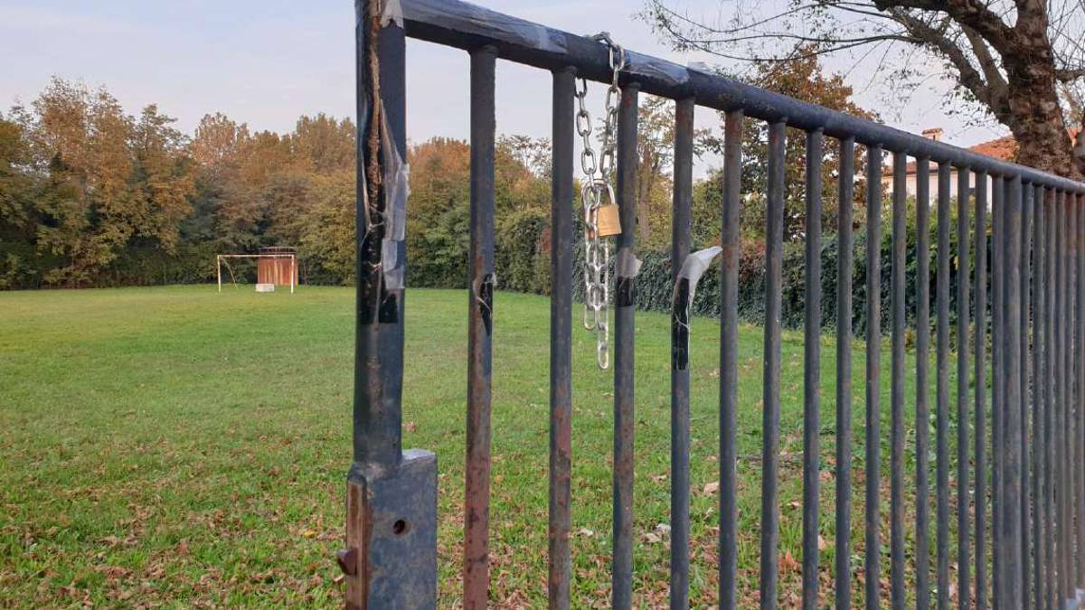 Coronavirus, giocavano a calcio al campetto. Ragazzi multati a Lugo