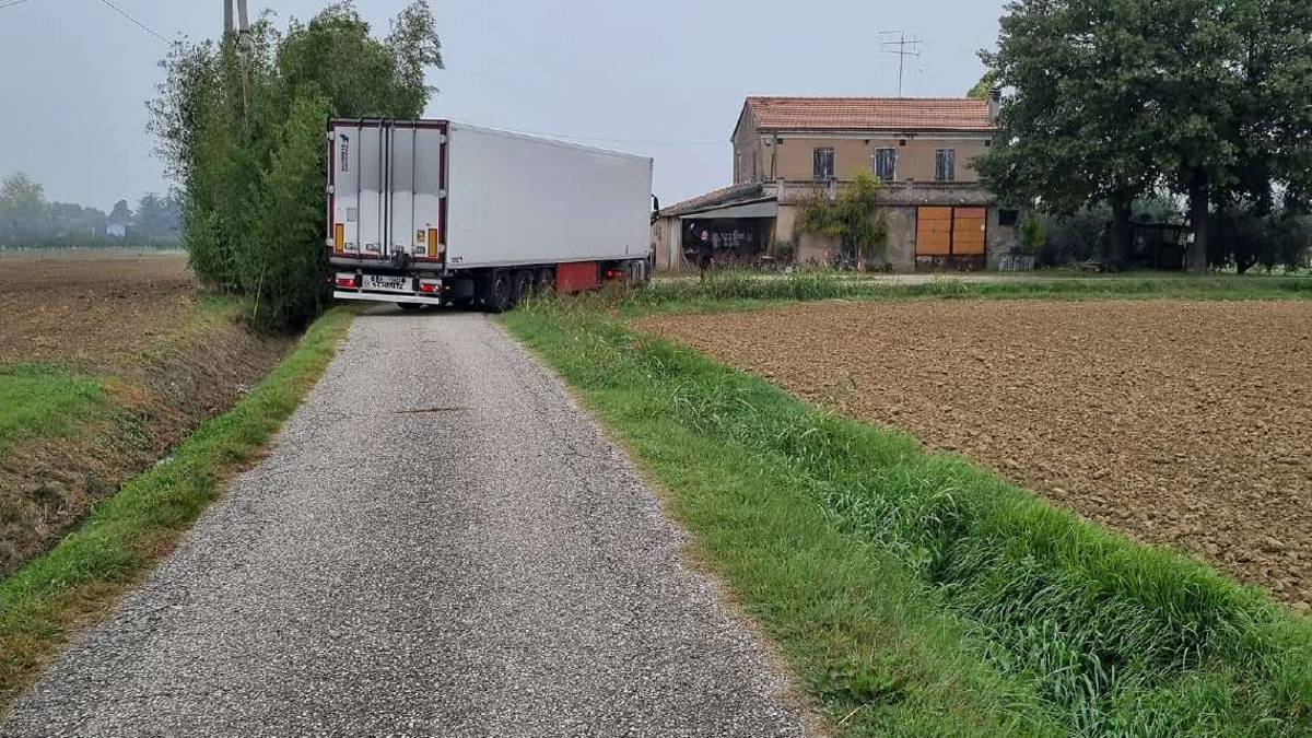Gambettola, il navigatore fa finire un altro Tir nella stradina senza uscita: Sarà il decimo che sbaglia
