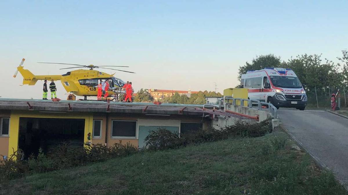 Emorragia cerebrale sull'autobus: gravissima 17enne a Rimini
