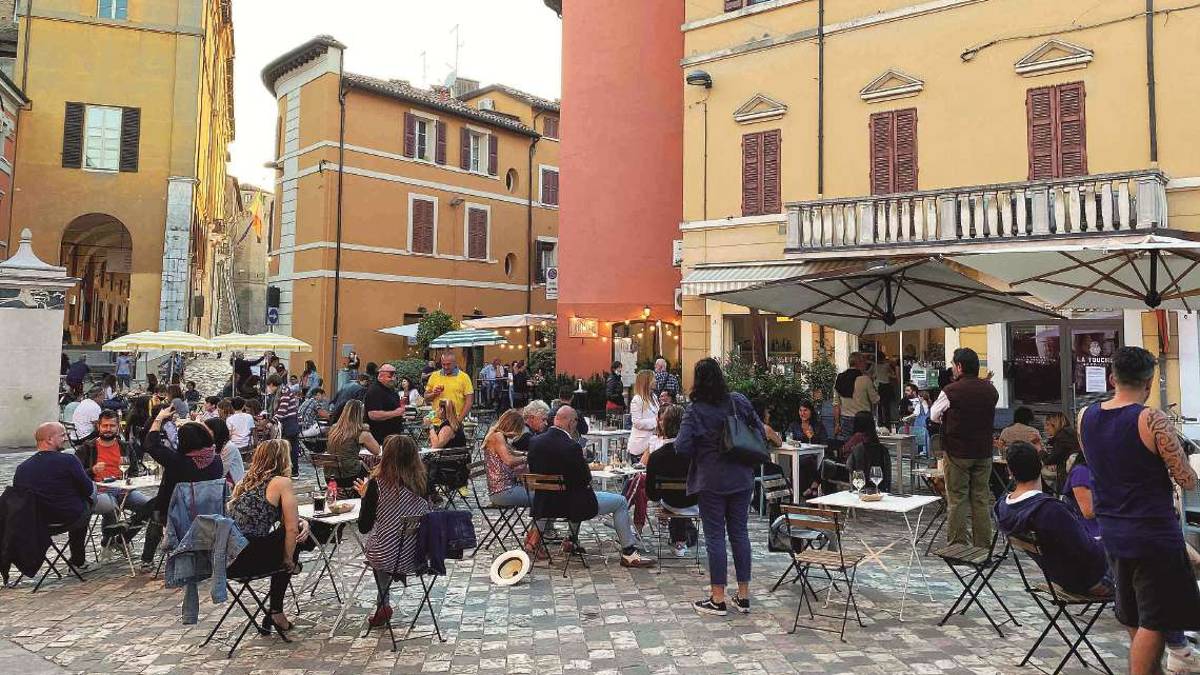 Cesena: movida caotica senza controlli: proteste in due zone calde