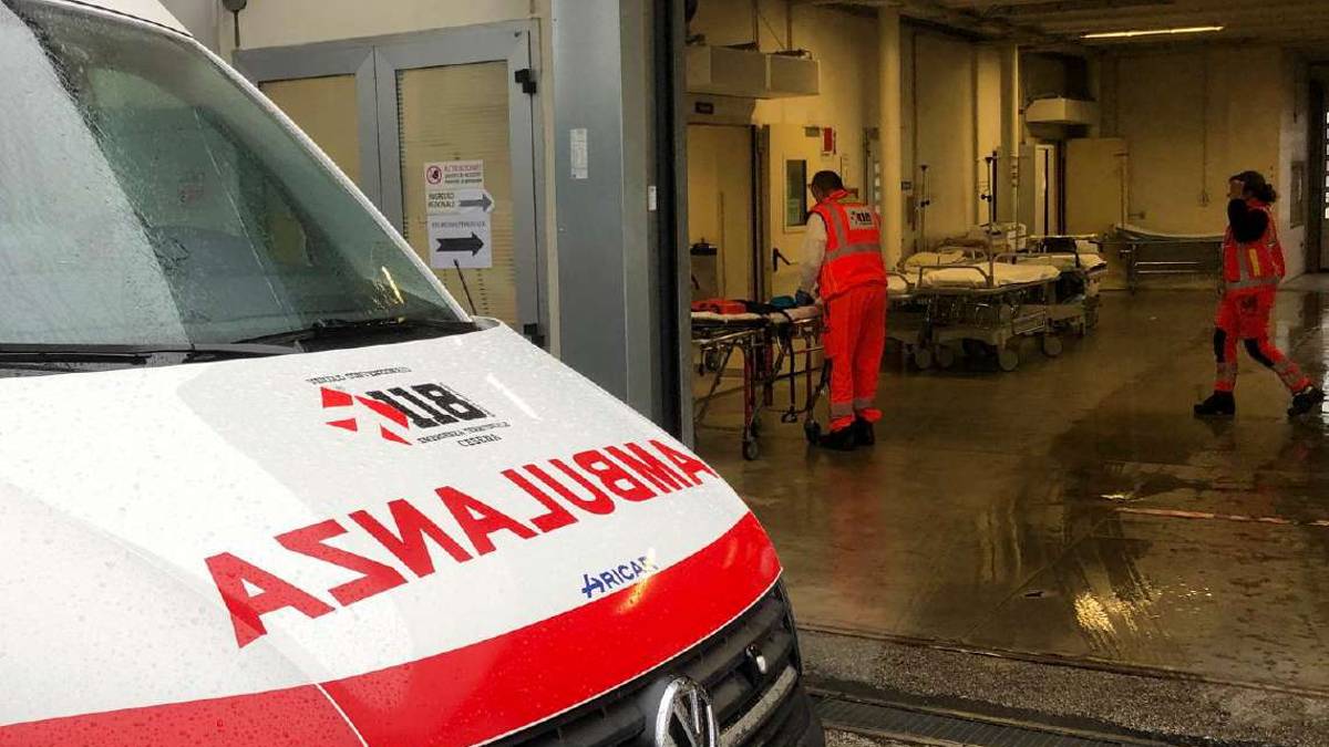 Longiano, cade mentre smonta un'impalcatura: operato d'urgenza